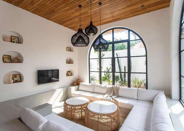The Young - Villa Uluwatu